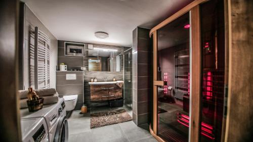 Kuchyň nebo kuchyňský kout v ubytování Panoramic View Cottage Heated Pool, Swimspa & Sauna