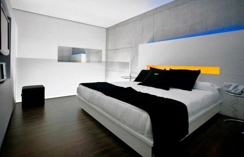 a bedroom with a king sized bed with a blue accent at Shhh in Onda