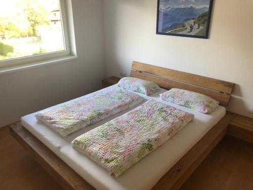 3 Betten in einem Zimmer mit Fenster in der Unterkunft Ferienwohnung Schweiberer in Fügen