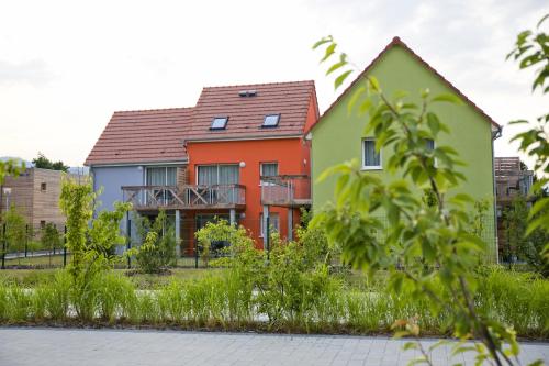 a house with green and orange at Résidence Les Rives de la Fecht - Colmar Ouest in Ingersheim