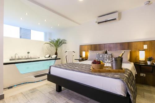 sypialnia z łóżkiem i basenem w obiekcie Provenza Lofts w mieście Medellín