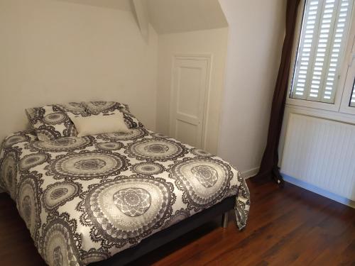 a bedroom with a bed with a pillow on it at Bel appartement en plein coeur de ville in Le Creusot