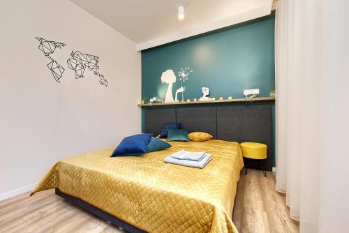 sypialnia z łóżkiem z niebieskimi poduszkami w obiekcie City Centre Modern Apartment Poznań Free Parking w Poznaniu
