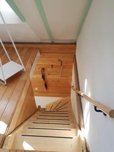 a room with wooden flooring and a ceiling at De Cromvoirtse Bed and Breakfast in Cromvoirt