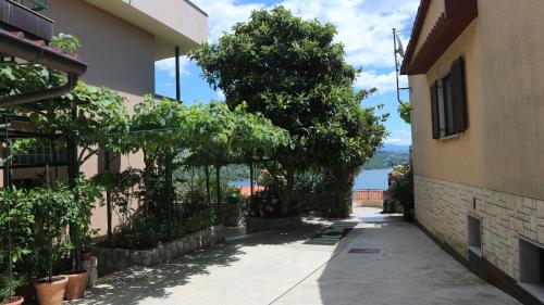 Taman di luar Apartments Komel II