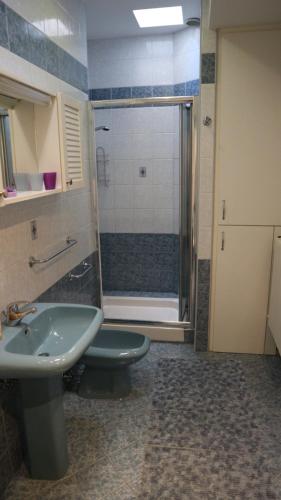 Bilik mandi di Apartments Komel II