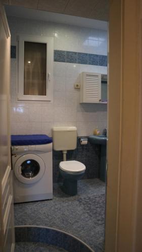 Bilik mandi di Apartments Komel II