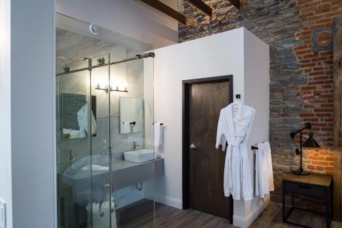 Bilik mandi di 48 King West Boutique Hotel