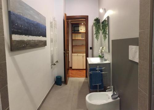 a bathroom with a sink and a toilet in it at Il giardino nascosto in Rome