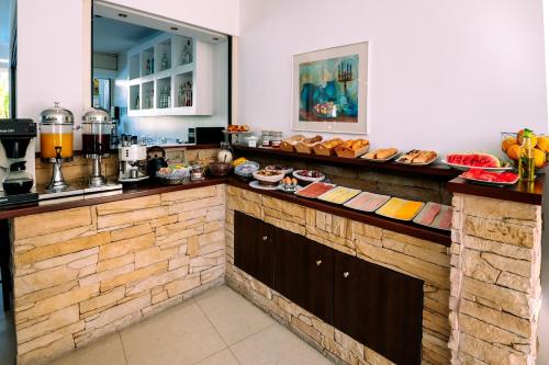 una cucina con un bancone con del cibo sopra di Casa Di Roma a Paroikia