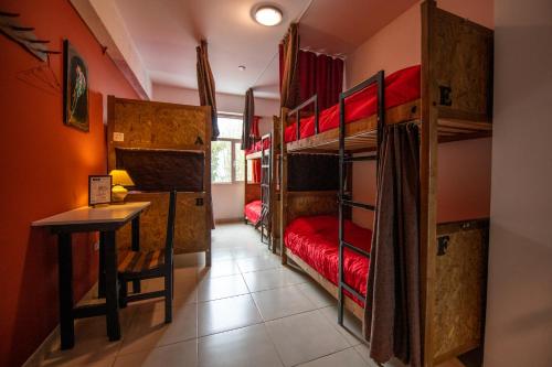 Poschodová posteľ alebo postele v izbe v ubytovaní Oshovia Hostel
