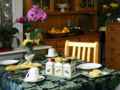 una mesa con platos y fruta con un mantel en Linden Lodge Guest House, en Weston-super-Mare