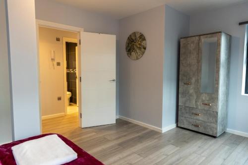 Plantegningen på Zen Quality flats near Heathrow that are Cozy CIean Secure total of 8 flats group bookings available