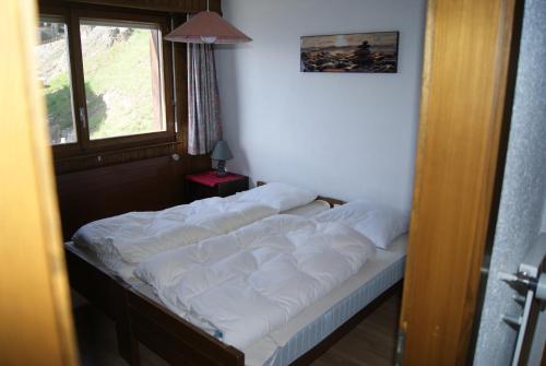 En eller flere senge i et værelse på Les Collons1800- Bel appart 2pièces-4 pers-piscine-sauna-parking int-Wifi gratuit