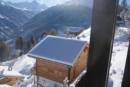 a building with a snow covered roof on a mountain at Les Collons1800- Bel appart 2pièces-4 pers-piscine-sauna-parking int-Wifi gratuit in Vex