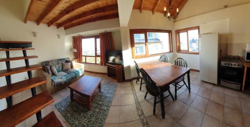 - un salon avec une table et un canapé dans l'établissement Ushuhouse Apartments, à Ushuaia