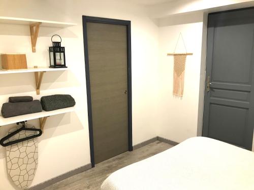 Schlafzimmer mit schwarzer Tür und weißen Wänden in der Unterkunft Appart' 2 pièces Orléans Centre avec Cuisine in Orléans