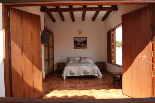 um quarto com uma cama no meio de um quarto em CasaNeral_Barichara em Barichara