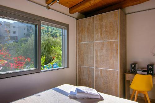 A bed or beds in a room at Villa Douloumi