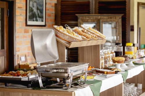 邦雅尔丁-达塞拉峡谷农场之路酒店的自助餐,包括面包和糕点