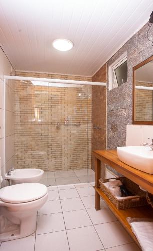 a bathroom with a toilet and a sink at Hotel Fazenda Rota dos Cânions in Bom Jardim da Serra