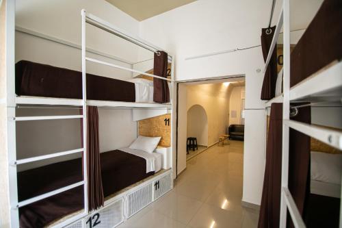Tempat tidur susun dalam kamar di Casona Plaza Hotel Colonial