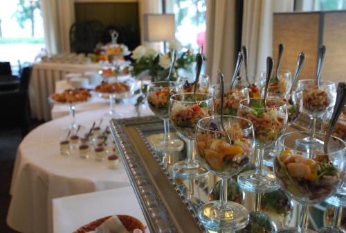 a table with wine glasses on top of it at Boutique Hotel de Rozenhof in Heilig Landstichting