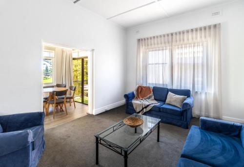 Posezení v ubytování Bayview Apartments Glenelg