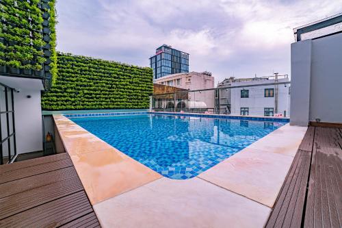 una piscina al lado de un edificio en A25 Hotel - 55 Lê Anh Xuân, en Ho Chi Minh