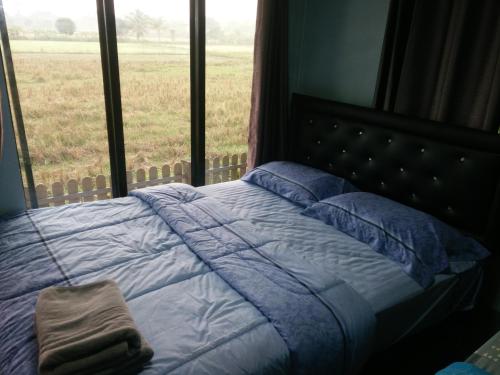 Кровать или кровати в номере ต้งโฮมหละปูน ณ ตูบแก้ว