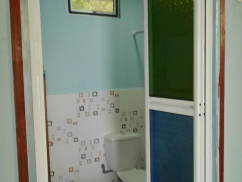 ein Bad mit WC in einem Zimmer in der Unterkunft Beach Front Villa 1 pasir panjang in Kuah