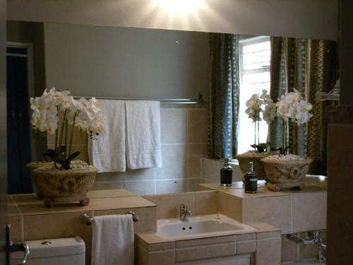 Ένα μπάνιο στο Little Umhlanga. Sunflower suite.