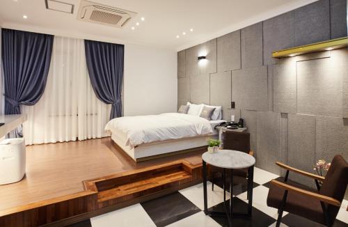 Кровать или кровати в номере Noble Stay Hotel