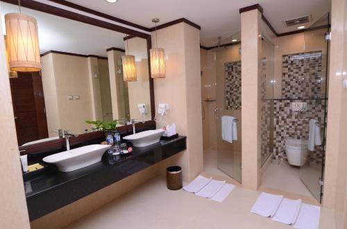 Koupelna v ubytování Hermes Palace Hotel Banda Aceh