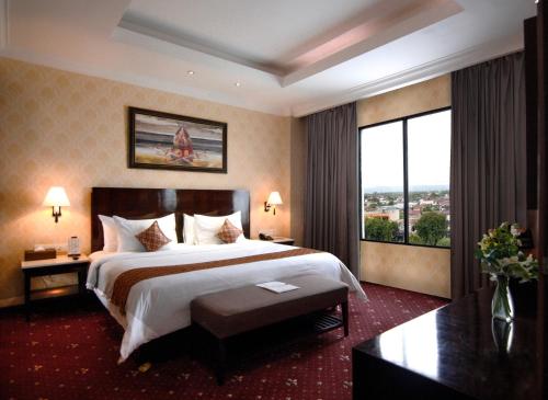 Postel nebo postele na pokoji v ubytování Hermes Palace Hotel Banda Aceh