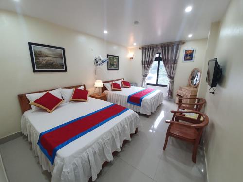 Giường trong phòng chung tại Cat Ba Thailand Hotel