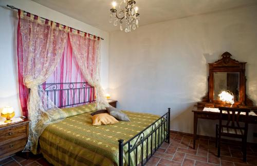 Agriturismo Pescaia في مونتيبولسيانو: غرفة نوم مع سرير مع كلب يستلقي عليها