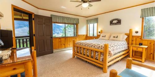 A bed or beds in a room at Twin Peaks Guest Ranch
