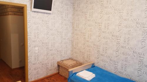 a room with a wall with writing on it at Hotel Erfolg in Daugavpils