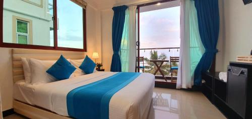 Ліжко або ліжка в номері Huvan Beach Hotel at Hulhumale