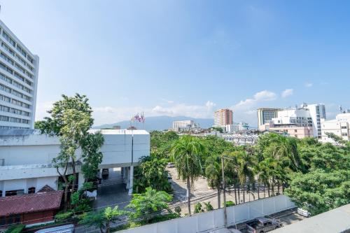 una vista di una città con palme ed edifici di Warm Casa Chiangmai a Chiang Mai