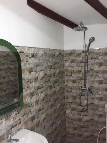 ein Badezimmer mit Waschbecken und Dusche in der Unterkunft Seaside View in Mirissa