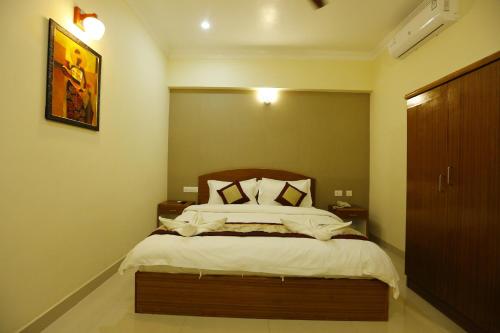 Cama ou camas em um quarto em Nitheesh Residency
