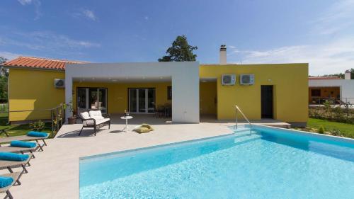 Cozy villa Limone with private pool and jacuzzi near Pula