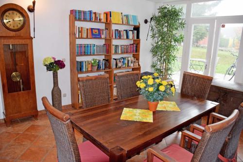 a dining room with a wooden table and chairs at Ferienwohnungen im Ostseebad Goehr in Göhren