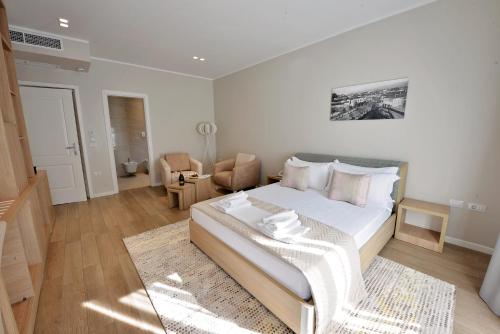 1 dormitorio con 1 cama y sala de estar en Alis Hotel, en Shkodër