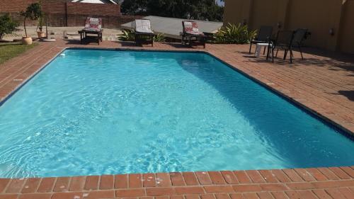 Het zwembad bij of vlak bij Casa Mia Lodge & Restaurant