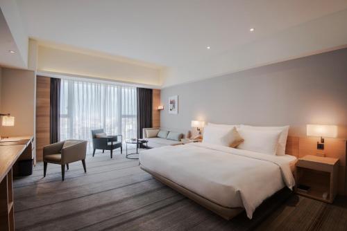 台南的住宿－和逸飯店．台南西門館	，酒店客房设有一张大床和一张书桌。
