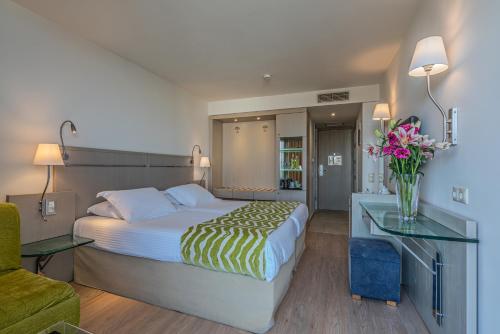 Postel nebo postele na pokoji v ubytování Kriti Beach Hotel