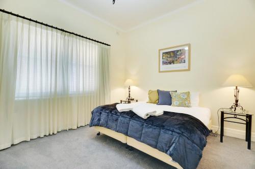 Postel nebo postele na pokoji v ubytování Bayview Apartments Glenelg